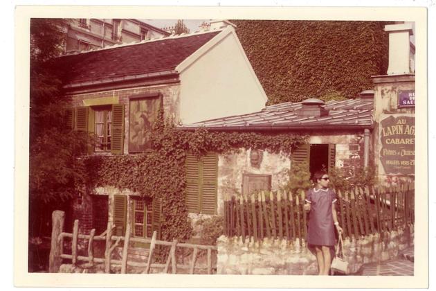 Gabrielle, dans le quartier de Montmartre, à Paris, en juillet 1967, après avoir été reçue à l'agrégation de lettres modernes.