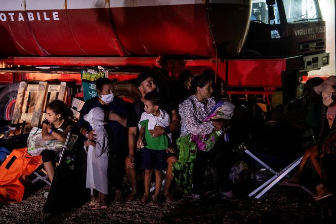 Des migrants sont rassemblés devant la porte du centre opérationnel appelé « Hotspot », sur l’île italienne de Lampedusa, le 14 septembre 2023. 